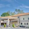 Отель Days Inn & Suites by Wyndham Niagara Falls/Buffalo Отель Days Inn & Suites by Wyndham Niagara Falls/Buffalo в Кенморе
