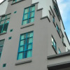 Отель Tat Place Hotel Отель Tat Place Hotel в Куала-Белайте