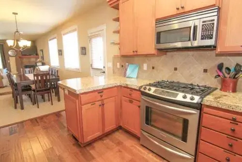 Beach Pine - 4 Br home by RedAwning