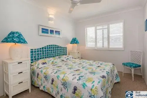 VIEWS VIEWS VIEWS! Front Top Floor Waterfront Unit - Chnook Apartments South Esp, Bongaree