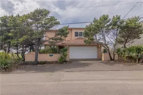 Surf and Sand - 4 Br home by RedAwning