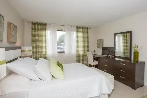 Comfortable 1BD Apartment with Water View in Hallandale Beach