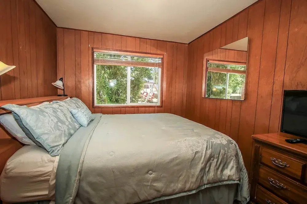 1555 - Owl Pine Cabin