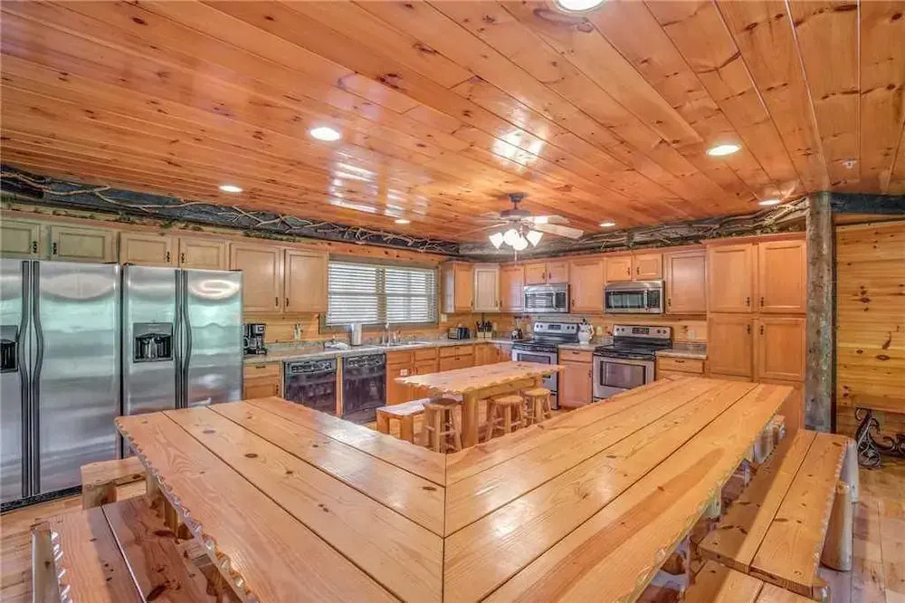 Pine Tree Lodge - Eight Bedroom Cabin