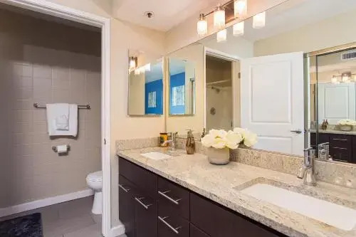 Hollywood Frenchi Suite