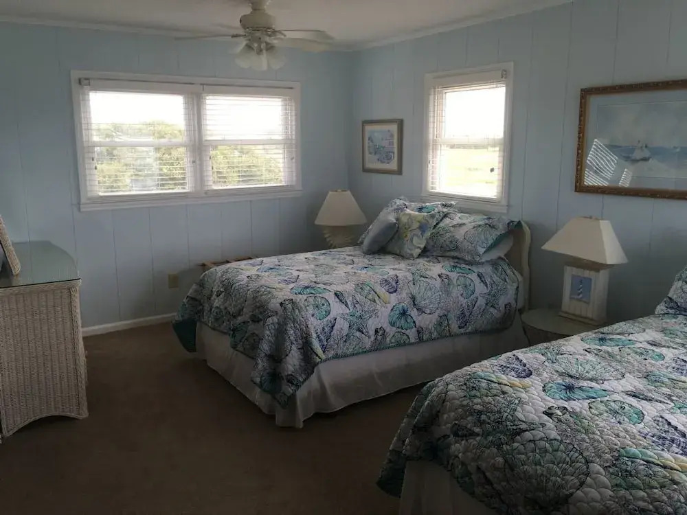 2 Views - 4 Br Home