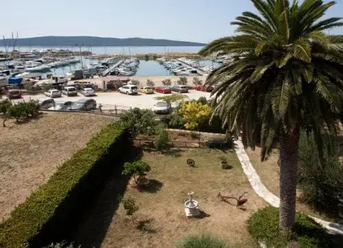 Yacht Beach Apartments