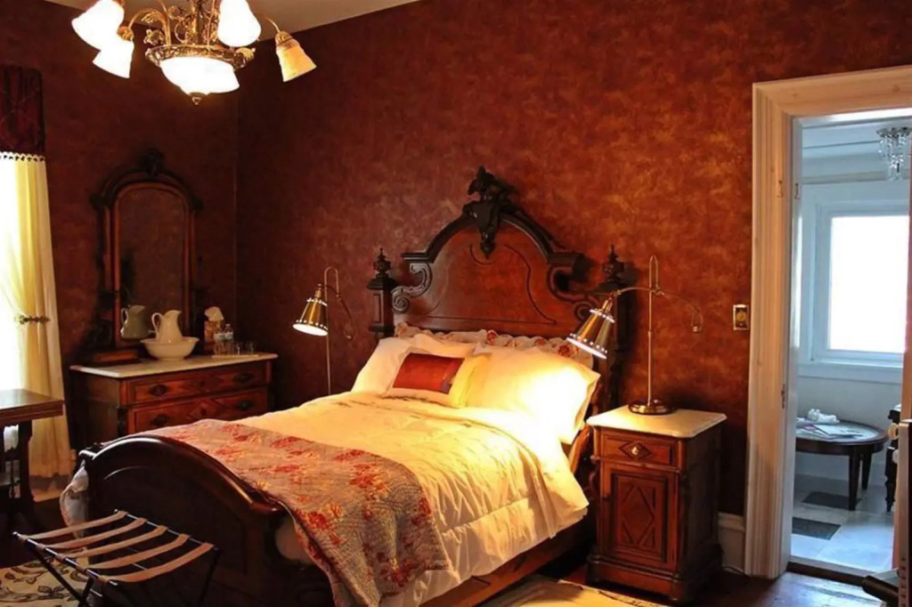 Apothic Inn
