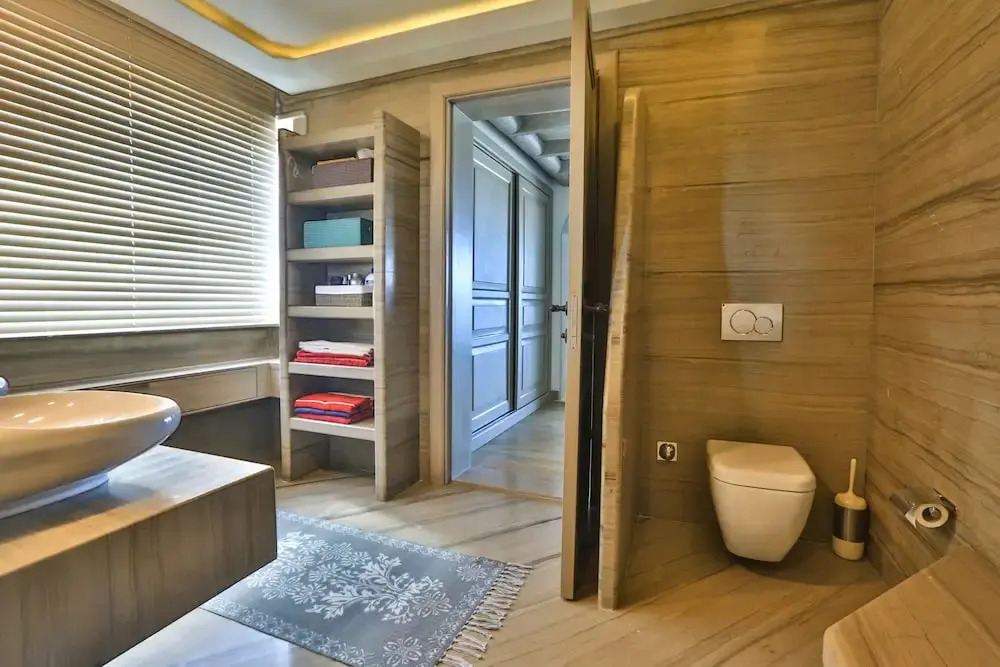 Important Group Villa Queen