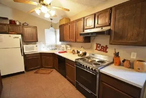1St Wood N' Box Lodge - 3 Br condo by RedAwning