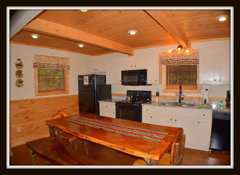 Sugar Bear Mountain Hideaway 3 Bedroom Cabin by RedAwning