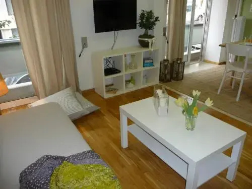 Urban Retreat Under the Acropolis