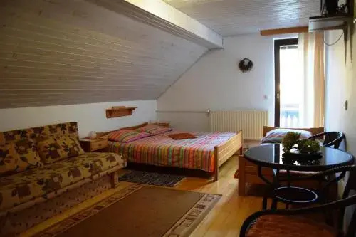 Turisticna kmetjia Davcen