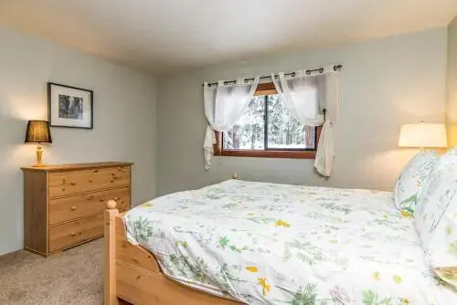 Spacious Truckee Cabin for 12 by RedAwning