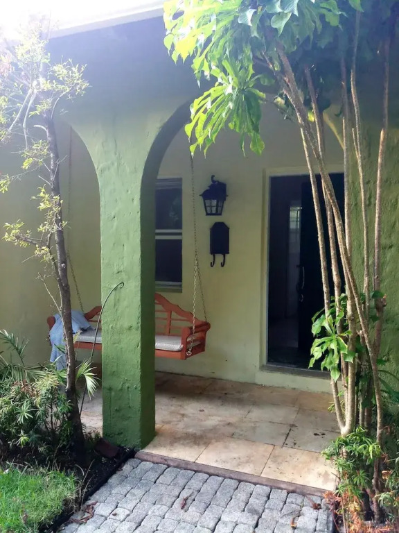 Cottage With Luxury Pool Near Beach