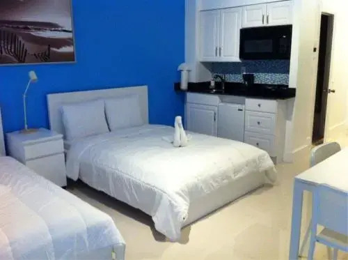 Hollywood Beachfront Condo w/Pool