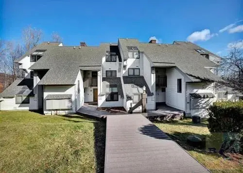 Ski on ski off, conveniently located, 2 bedroom condo with beautiful views, access to indoor pool Sunrise B3