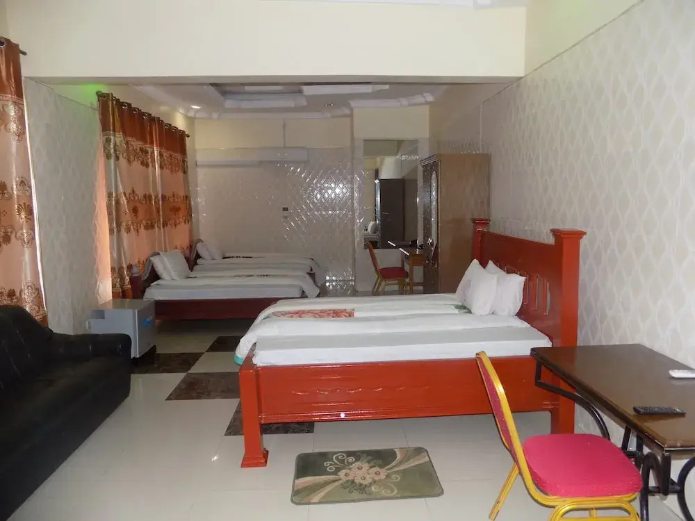 Machare British Hotel