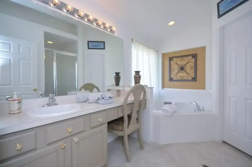 Emerald Island Resort - 8524 Palm Harbour Drive