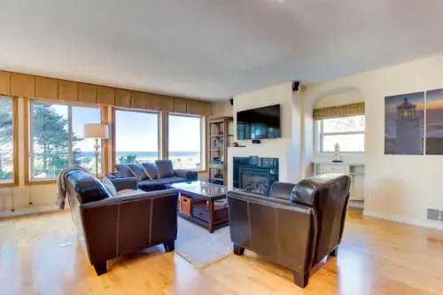 Wecoma Beach - 3 Br home by RedAwning
