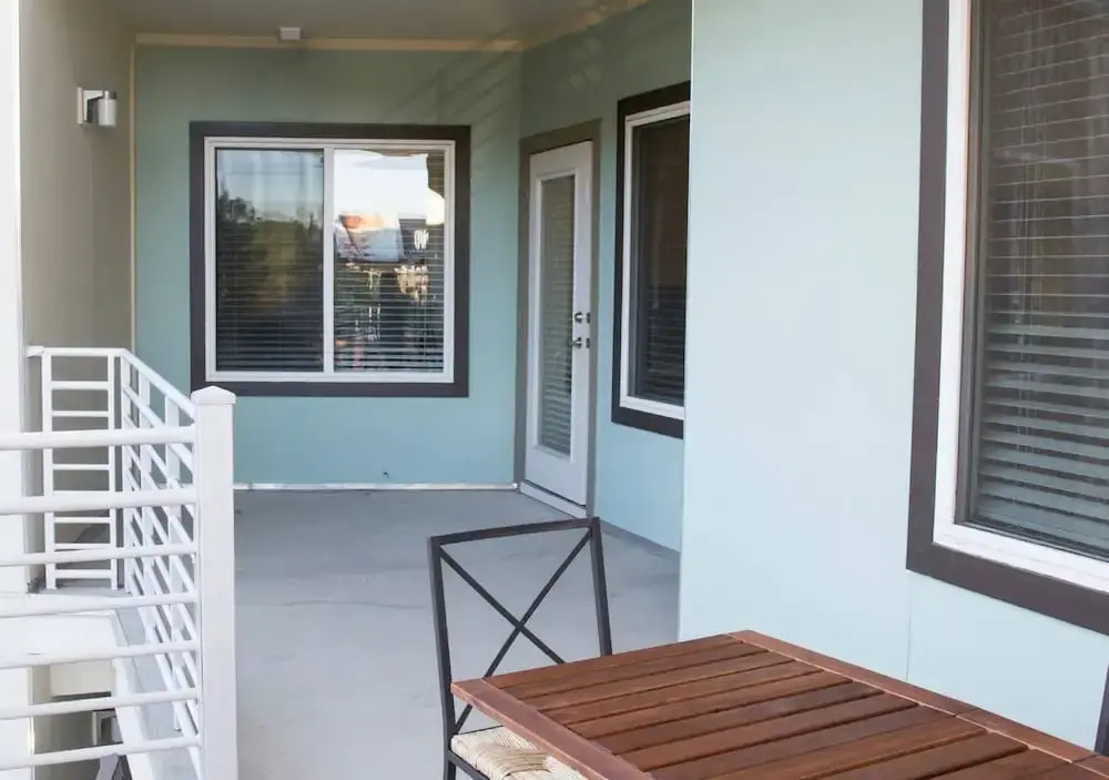 Modern 2BR with Balcony in Hip Plaza Midwood