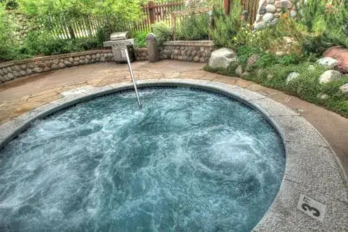 TM407H Tucker Mtn Lodge 1Br 1Ba Hotel Room