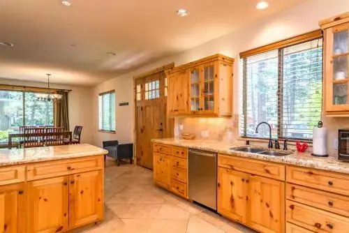 Anita 639 House - 4 Br home by RedAwning