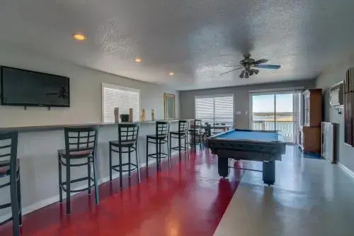 Blue Water Bungalow At Canyon Lake - 3 Br home by RedAwning