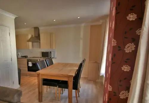 Trinity Lane - Central Cheltenham by RoomsBooked