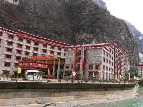 Shangri-La Balagezong Tibetan Ecological Hotel