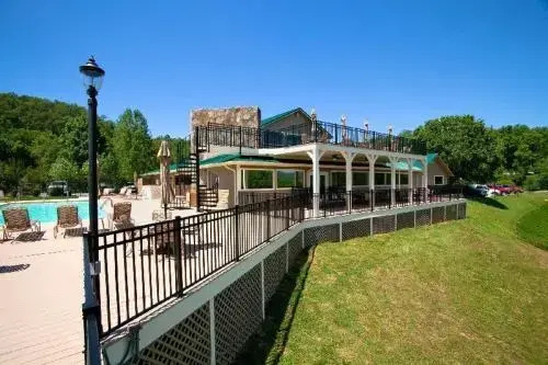 Four Seasons - 2 Br home by RedAwning