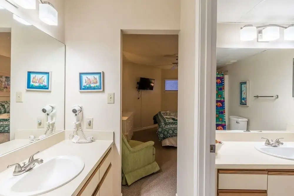 AquaVista East 604 - 2 Br condo by RedAwning
