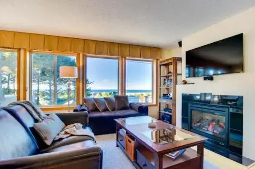 Wecoma Beach - 3 Br home by RedAwning
