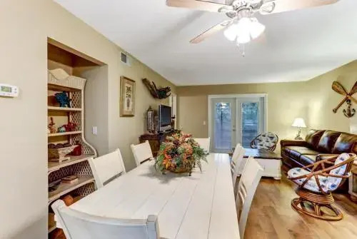 Amelia Landings Condo, Easy Access to the Pool and Short Walk to the Beach by RedAwning