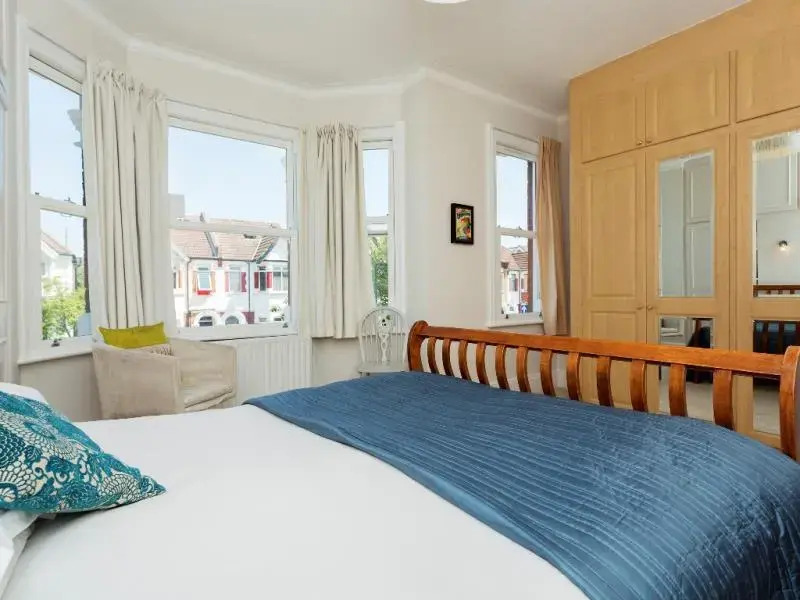 Veeve  4 Bed Home On Larden Road In Ealing