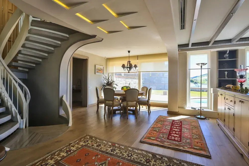 Important Group Villa Queen
