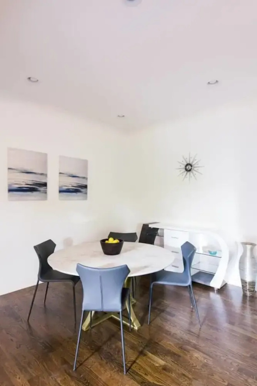 Spacious 12 Bed Home With Pool Table By Domio