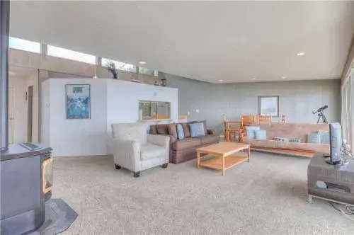 California Cool - 3 Br home by RedAwning