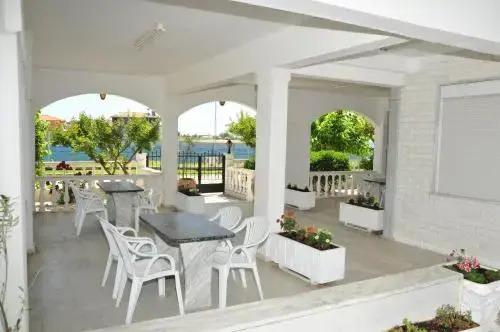 Dionisos Apartments