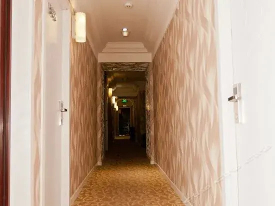 Yuhao Theme Hotel (Dongying Baolong City Plaza)