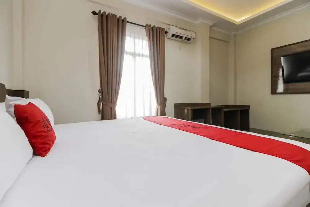 RedDoorz near Bangka Trade Center