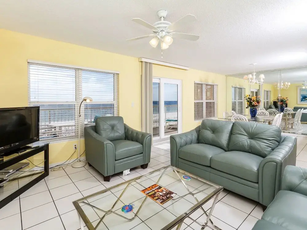 Islander 4007 by RedAwning
