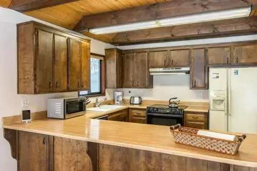 Spacious Truckee Cabin for 12 by RedAwning