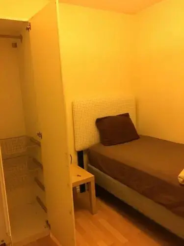 Vancouver Backpacker House - 10 min walk to Metrotown skytrain station