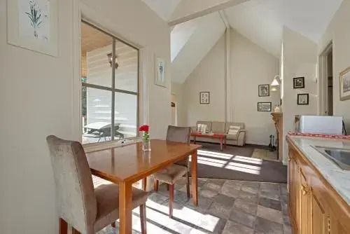 CRABTREE RIVERFRONT COTTAGES 2 cottages EMILY & ELIZA COTTAGES Beautiful riverfront peaceful location RELAX & ENJOY