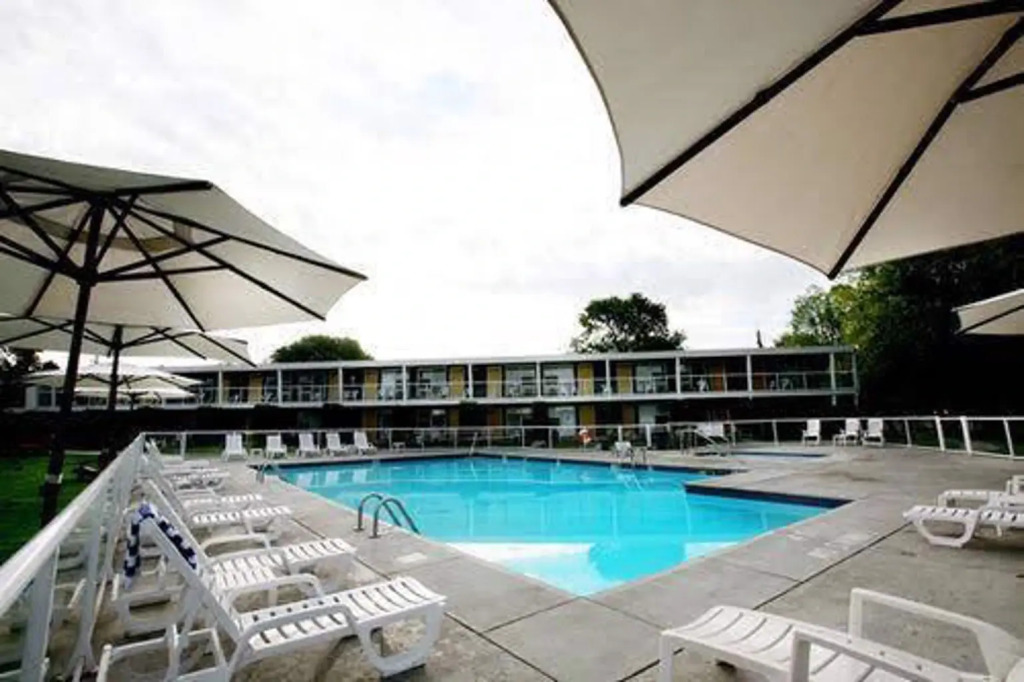 Lakeshore Inn
