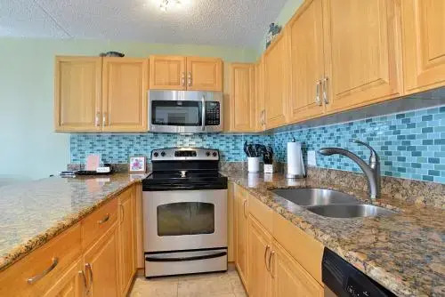 Waikiki Banyan Remodeled Ocean-View Condo 2212