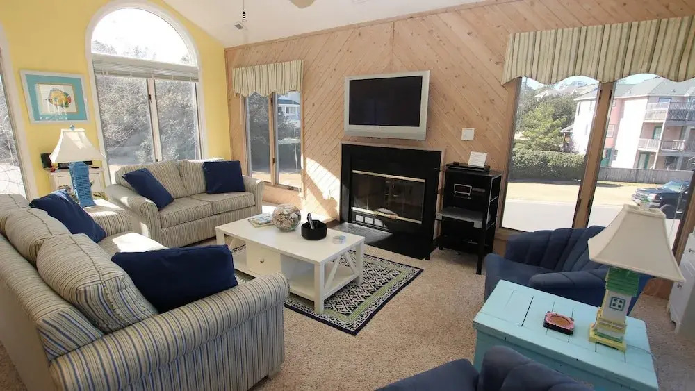 No Worries - 4 Br home by RedAwning
