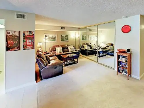 Waverly Condo #H25 - 2 Br condo by RedAwning