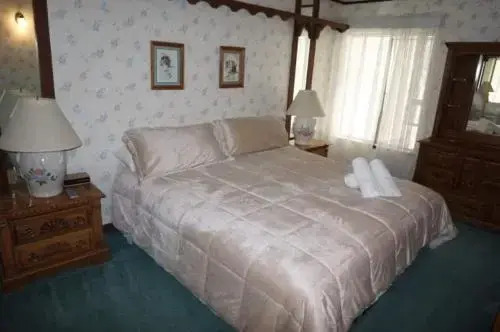 Retro 3 Bed 3 Bath Condo with Mountain View!